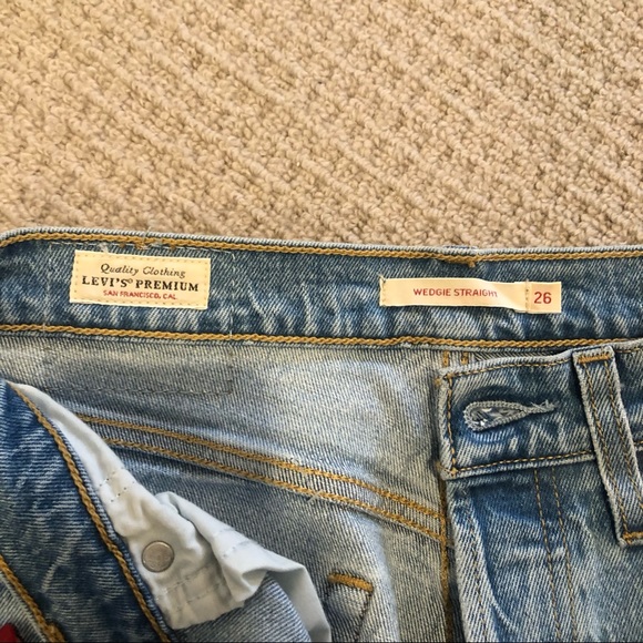 Levi’s Wedgie Straight Jean in Tango Fray - Picture 4 of 4